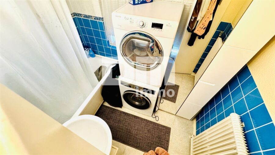 Modernisierte Eigentumswohnung mit Balkon in gepflegtem Mehrfamilienhaus - Bad / Badewanne / Waschmaschinenanschluss